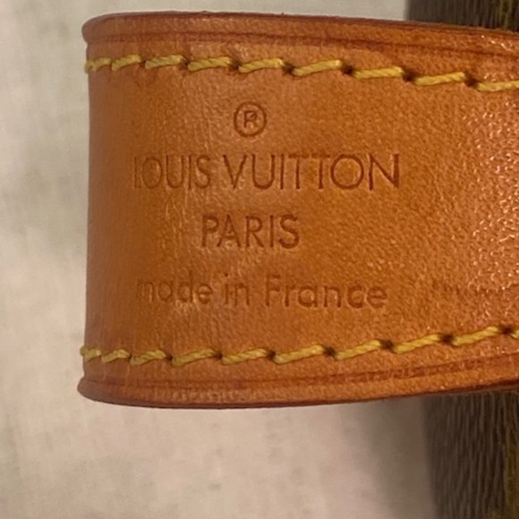 Vintage, LV Louis Vuitton Monogram Tootsie Roll Clutch - PRICED TO SELL QUICKLY - Picture 4 of 10